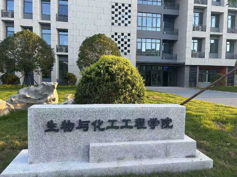 凤凰县扬州职业大学体育场高杆灯项目